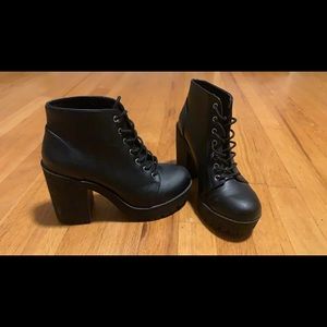 Divided Heeled Boots